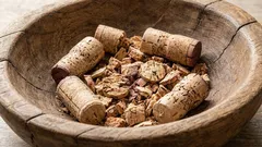 食器にこびりついた汚れもあっという間に落ちます。だからこそ、もうワインのコルクは捨てません